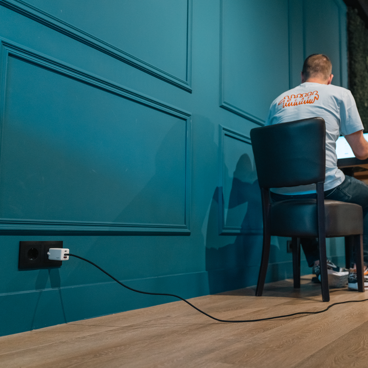 Vægoplader 65W med tre porte
